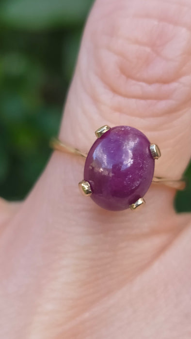 Vintage: 9ct Yellow Gold Ruby Cabochon Solitaire Ring — From 1977