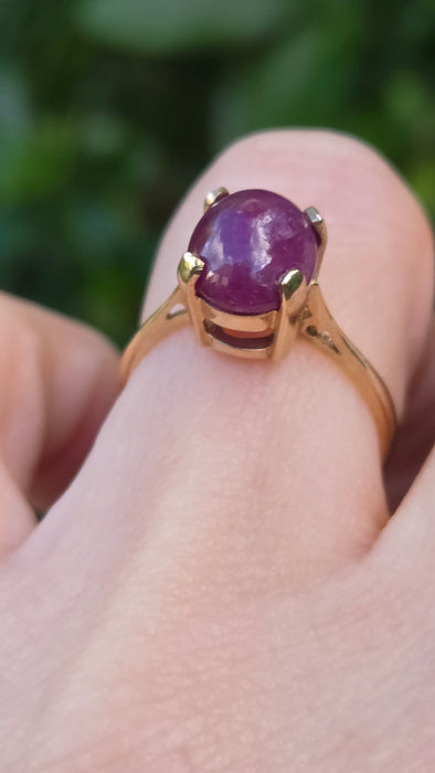 Vintage: 9ct Yellow Gold Ruby Cabochon Solitaire Ring — From 1977