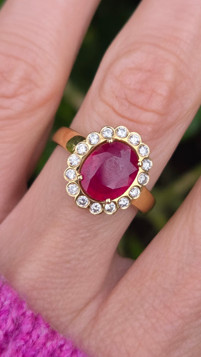 Vintage: 18ct Yellow Gold Ruby 2.55ct & Diamond 0.50ct Oval Cluster Ring