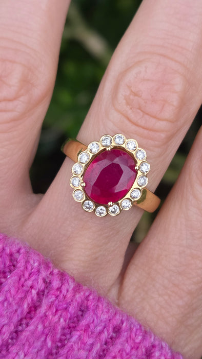 Vintage: 18ct Yellow Gold Ruby 2.55ct & Diamond 0.50ct Oval Cluster Ring