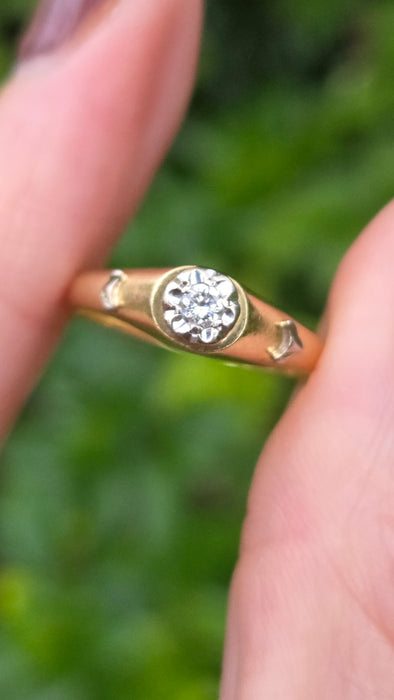 Vintage: 18ct Yellow Gold Diamond 0.05ct Solitaire Ring with White Gold Decals — From 1982