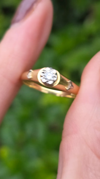 Vintage: 18ct Yellow Gold Diamond 0.05ct Solitaire Ring with White Gold Decals — From 1982