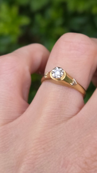 Vintage: 18ct Yellow Gold Diamond 0.05ct Solitaire Ring with White Gold Decals — From 1982