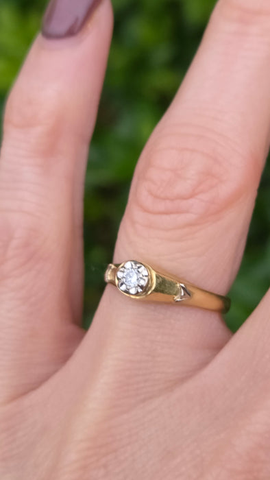 Vintage: 18ct Yellow Gold Diamond 0.05ct Solitaire Ring with White Gold Decals — From 1982