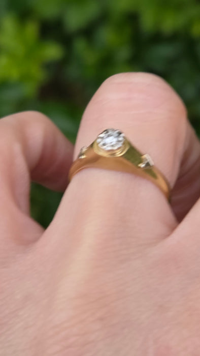 Vintage: 18ct Yellow Gold Diamond 0.05ct Solitaire Ring with White Gold Decals — From 1982