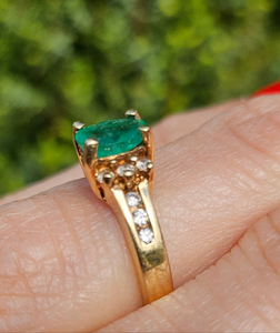 1609: Vintage: 14ct Gold Emerald Diamonds Ring- petite, sparkling and cute