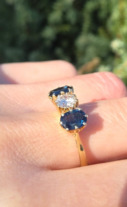 6447 18ct Gold Modern Brilliant Cut Diamond (0.75ct)  Cornflower Blue Sapphires 3-Stone Ring-Exceptional