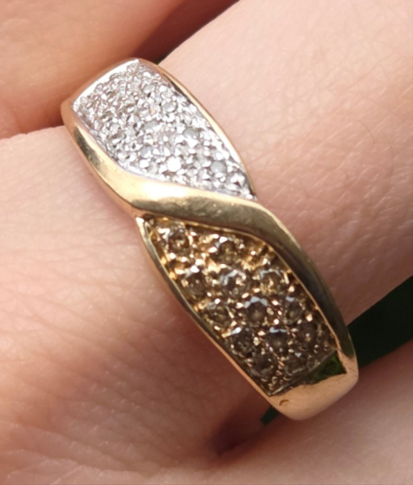 2834: Vintage 9ct Gold Sparking Natural Diamonds Dress Ring