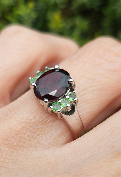 1583: Vintage: 9ct White Gold Red & Demantoid Garnets Cocktail Ring- superb combination