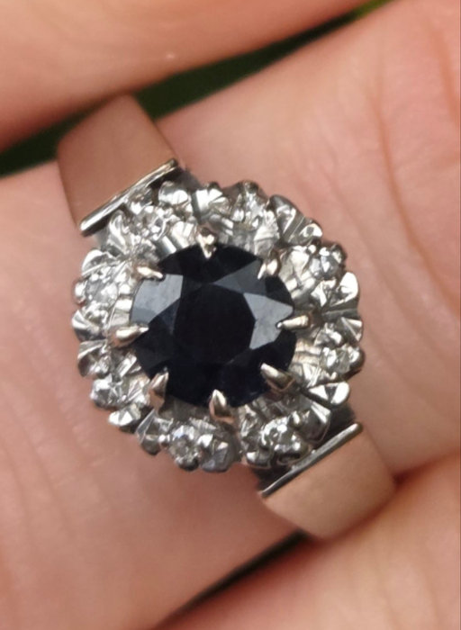 2904: Vintage: 18ct White Gold French Blue Sapphire Diamonds Target Ring- From 1980