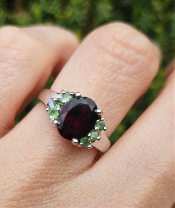 1583: Vintage: 9ct White Gold Red & Demantoid Garnets Cocktail Ring- superb combination
