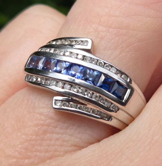 2646: 14ct White Gold Cornflower Blue Sapphire 32 Diamonds Dress Ring
