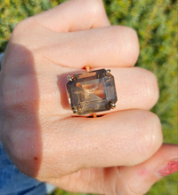 Cargar imagen en el visor de la galería, 1099: Vintage: 9ct Gold Large Emerald Cut Quartz Statement Ring- Large finger size
