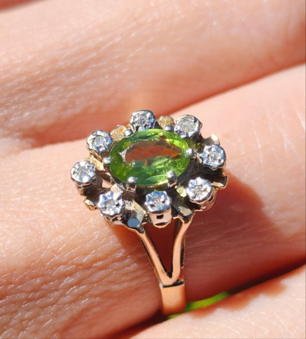 1374: Vintage: 9ct Gold Peridot Diamonds Flowerhead Ring- from 1976