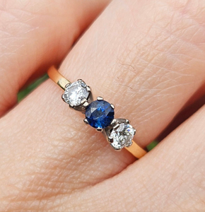 0269: Vintage; 18ct Gold Blue Sapphire Diamonds 3-Stone Straight Ring- very fine example
