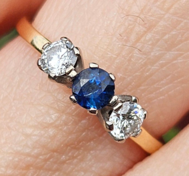 0269: Vintage; 18ct Gold Blue Sapphire Diamonds 3-Stone Straight Ring- very fine example