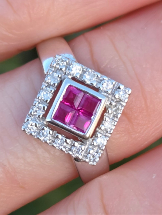 2947: Vintage 18ct White Gold Art Deco Style Rubies & Diamonds Ring