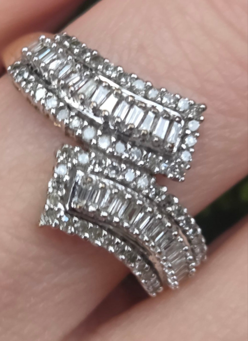2936 Vintage 9ct Gold Natural Sparkling Diamonds Bypass Ring