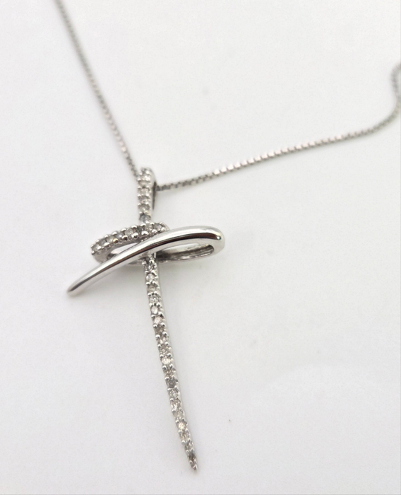 2656: Vintage 9ct White Gold Necklace (40cm) & Diamonds Cross Pendant