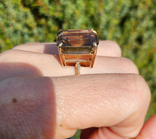 Cargar imagen en el visor de la galería, 1099: Vintage: 9ct Gold Large Emerald Cut Quartz Statement Ring- Large finger size
