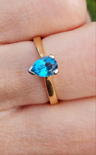 Load image into Gallery viewer, 0875: Vintage: 9ct Gold Persian Blue Pear-Cut Topaz Ring- a lovely solitaire
