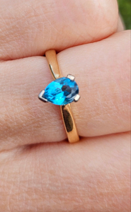 0875: Vintage: 9ct Gold Persian Blue Pear-Cut Topaz Ring- a lovely solitaire
