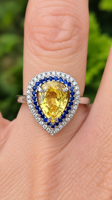 2708: Vintage 18ct White Gold Yellow Sapphire (3.28ct), Blue Sapphires & Diamonds Cocktail Ring