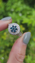 Cargar y reproducir el video en el visor de la galería, 1738: Vintage: 9ct White Gold Cornflower Blue Sapphires Diamonds Encrusted Dress Ring
