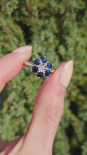 Cargar y reproducir el video en el visor de la galería, 1193: Vintage: 18ct White Gold French Blue Sapphires Diamond Flower Head Ring- Date Mark 1974
