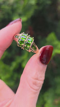 Cargar y reproducir el video en el visor de la galería, 2154: Vintage 9ct Gold 12 Green Diopsides Flower Head Ring
