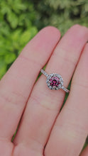 Cargar y reproducir el video en el visor de la galería, 1004: Vintage 18ct White Gold Pink Rhodolite Garnet Diamonds Ring- elegant, exquisite, eye candy
