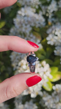 Cargar y reproducir el video en el visor de la galería, 6083- Vintage: 18ct White Gold Pear Cut French Blue Sapphire Solitaire- amazing Blue
