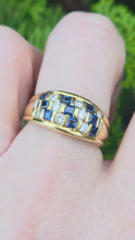 Cargar y reproducir el video en el visor de la galería, 1191: Vintage: 18ct Gold Cornflower Blue Sapphires Diamonds Geometric Set Ring
