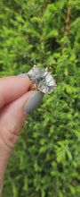 Cargar y reproducir el video en el visor de la galería, 1640: Vintage: 9ct Gold Cushion Cut Mint Green Quartz Cocktail Ring- extraordinary
