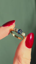 Load and play video in Gallery viewer, 6485:Vintage: 18ct Gold Platinum Cornflower Blue Sapphire Diamonds (0.34ct) 3-Stone
