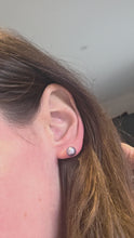 Load and play video in Gallery viewer, 3885: Vintage 9ct Gold Tahitian Cultured Pearl Stud Earrings
