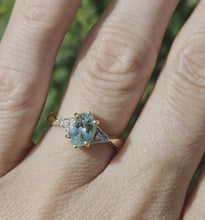Cargar y reproducir el video en el visor de la galería, 2182: Vintage: 18ct Gold Sky  Blue Aquamarine Diamonds Dress Ring- lovely cut &amp; colours
