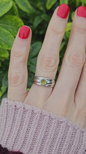 Cargar y reproducir el video en el visor de la galería, 1260:Vintage: 9ct White Gold Round Cut Peridot Signet Ring- crisp, clean; eye candy
