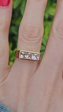 Cargar y reproducir el video en el visor de la galería, 1316: Vintage: 9ct Gold Princess Cut White Sapphires Trilogy Ring- Sparkly
