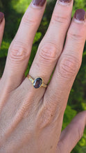 Cargar y reproducir el video en el visor de la galería, 2308: Vintage:, 18ct Gol Cornflower Blue Sapphire Diamonds Ring- Lovely cut &amp; colour
