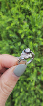 Cargar y reproducir el video en el visor de la galería, 1760: Vintage: 9ct White Gold Black Diamond White Diamonds Halo Ring-Exquisite
