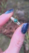 Cargar y reproducir el video en el visor de la galería, 6137: Vintage 18ct Gold Round Cut Emerald Twin Diamonds Ring
