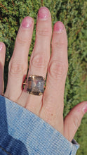 Cargar y reproducir el video en el visor de la galería, 1099: Vintage: 9ct Gold Large Emerald Cut Quartz Statement Ring- Large finger size
