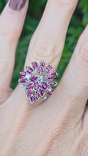Cargar y reproducir el video en el visor de la galería, 6143: Vintage: 18ct White Gold Rubies Diamonds &quot;Snowflake&quot; Cluster Ring
