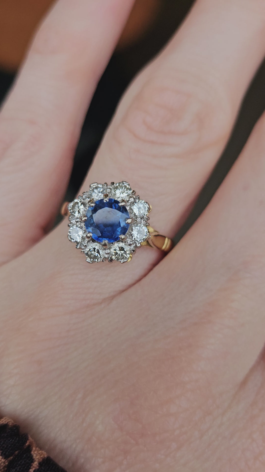 0578: Vintage: 18ct Gold Cornflower Blue Sapphire Diamonds Cluster Ring- extremely fine example