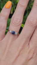 Cargar y reproducir el video en el visor de la galería, 1854: Vintage: 18ct Gold Platinum Cornflower Blue Sapphire Diamonds (0.34ct) 3-Stone Straight Ring
