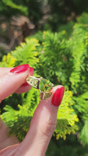Load and play video in Gallery viewer, 1606: Vintage: 14ct Gold Trillion, Emerald. Round Cut Peridots Cocktail Ring- exquisite
