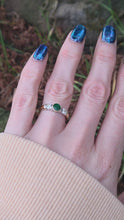 Cargar y reproducir el video en el visor de la galería, 6137: Vintage 18ct Gold Round Cut Emerald Twin Diamonds Ring
