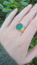 Load and play video in Gallery viewer, 5470: Vintage: 18ct Gold Heavy Green Agate Signet Ring-from 1965 - unisex appeal
