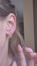 Cargar y reproducir el video en el visor de la galería, 0833: Vintage: 18ct Gold Leopard Head Stud Earrings- exceptional
